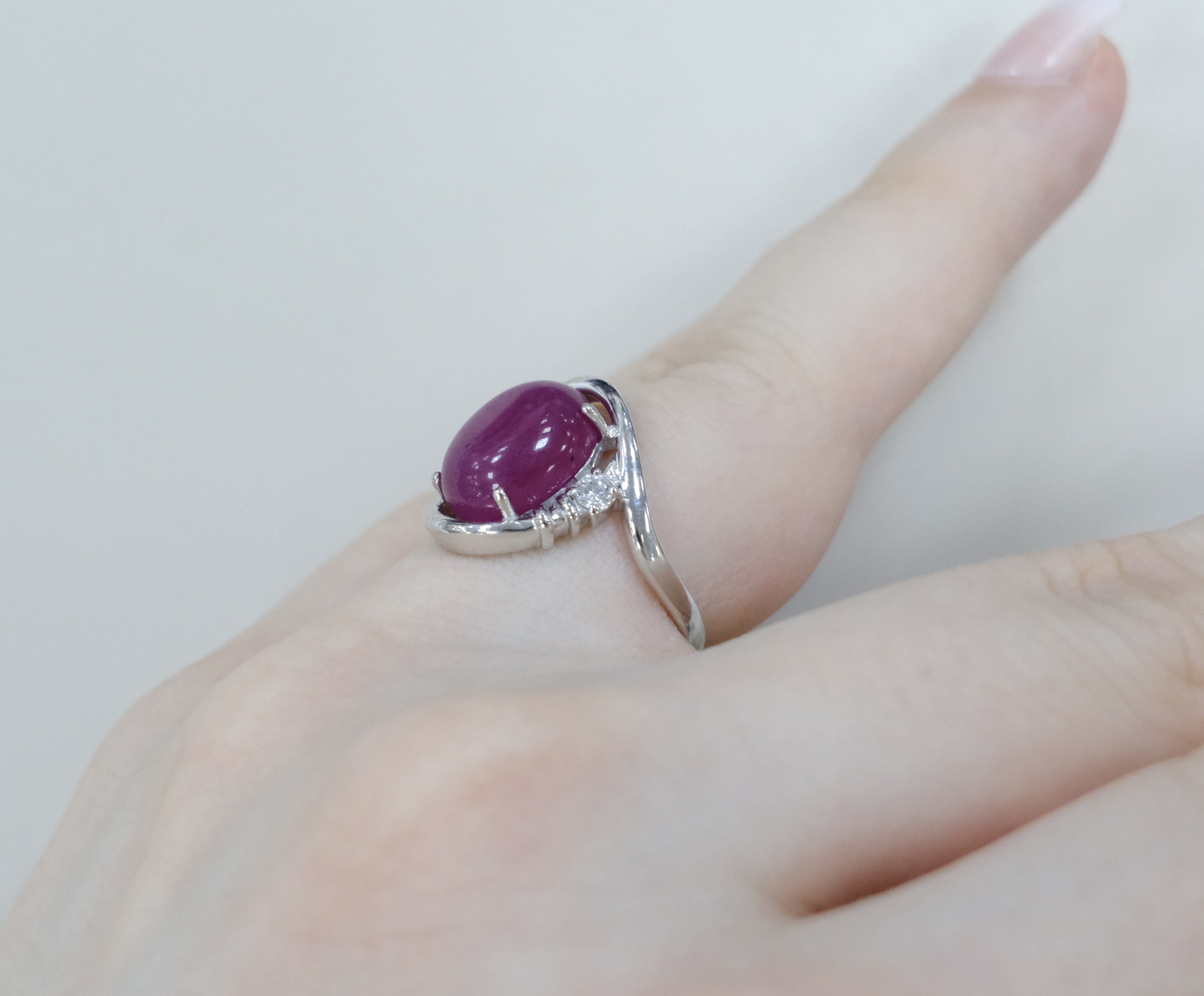 Серебряное кольцо с малиновым жадеитом